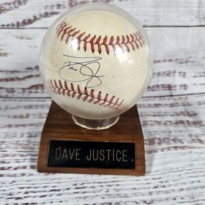 Dave Justice Signed Rawlings Baseball w Display Case